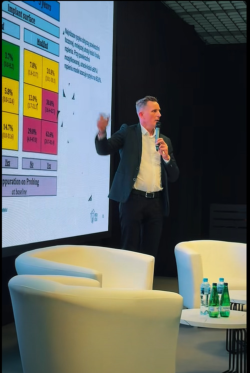 Jacek Matys presenting during the PERI-EDU panel at Ptak Warsaw Expo